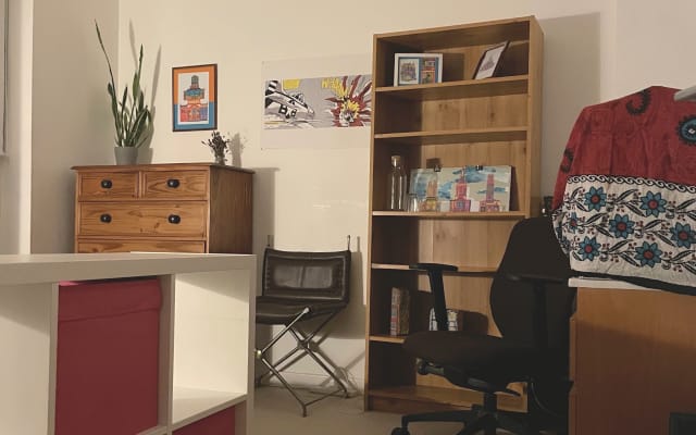 Habitación doble amplia y luminosa, con baño con ducha (compartido con