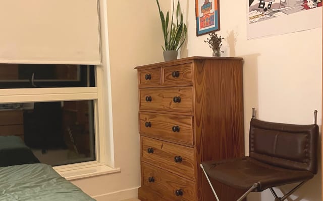 Habitación doble amplia y luminosa, con baño con ducha (compartido con