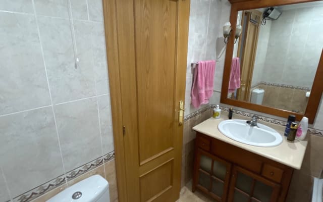 Habitación con cama de matrimonio en Valencia