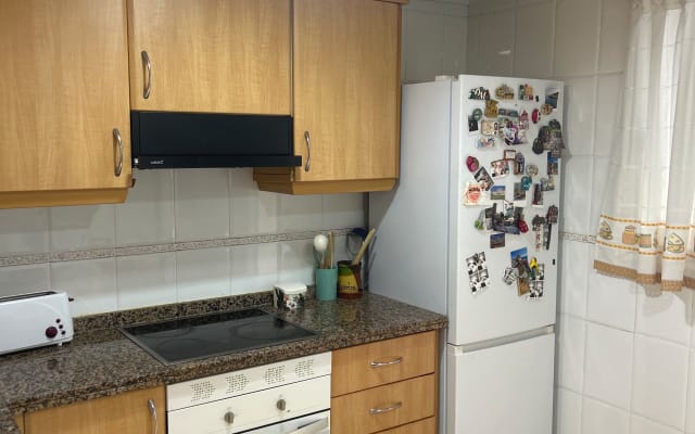 Habitación con cama de matrimonio en Valencia