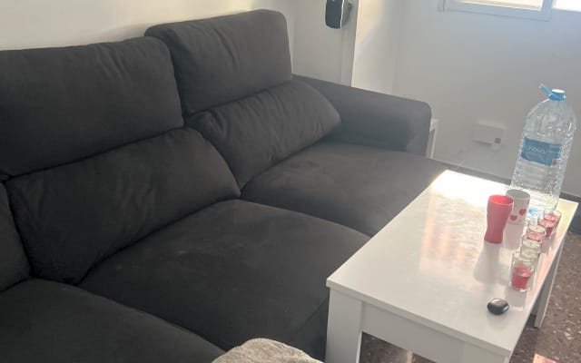 Habitación con cama de matrimonio en Valencia
