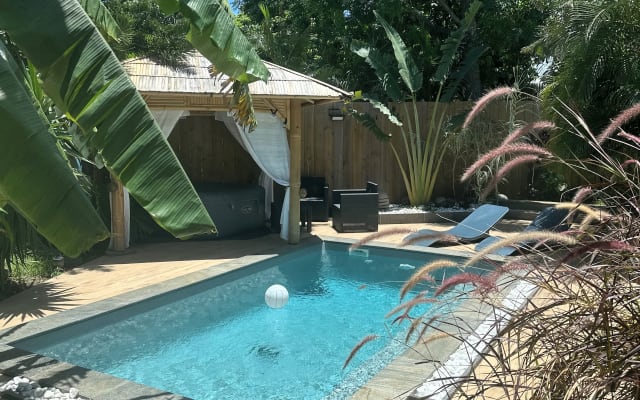 2-Bedroom House with Air Conditioning, Pool, and Hot Tub in L’Eperon