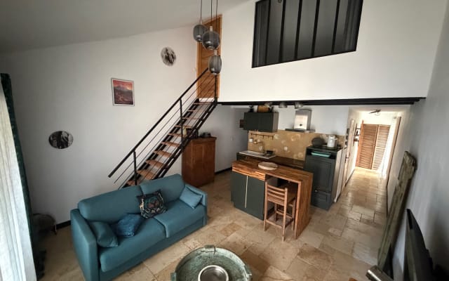 2-Bedroom House with Air Conditioning, Pool, and Hot Tub in L’Eperon