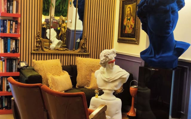 en un entorno elegante y evocador en el centro de la ciudad