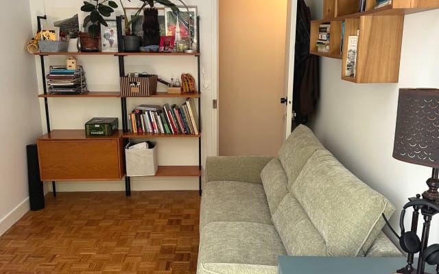 Chambre d’amis privée et lumineuse dans mon appartement parisien