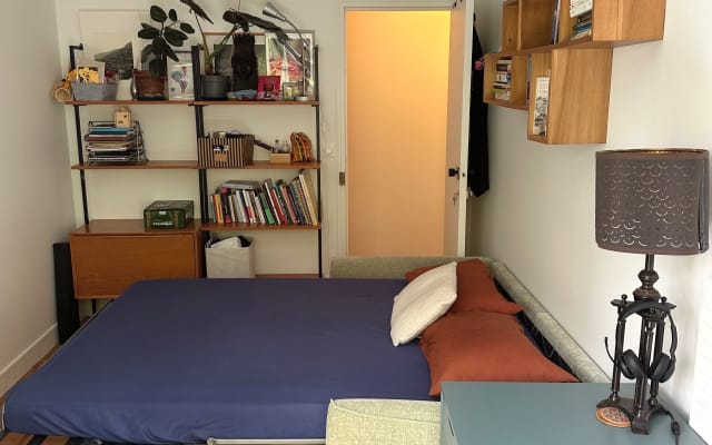 Chambre d’amis privée et lumineuse dans mon appartement parisien