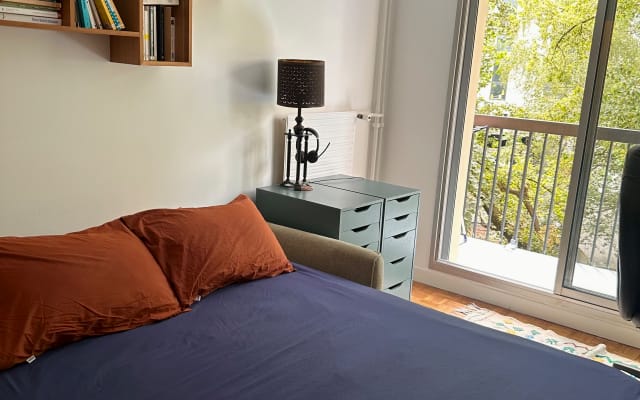 Chambre d’amis privée et lumineuse dans mon appartement parisien