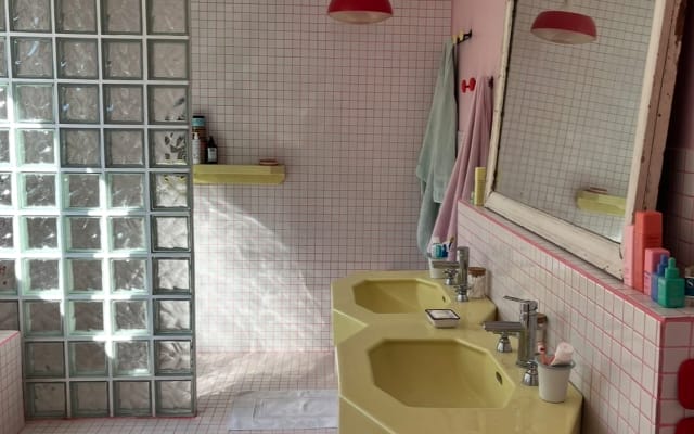 Chambre 2 personnes chez couple gay dans maison de campagne au calme