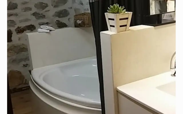 Maison en pierre au calme avec piscine, près de la mer, dotée d'un...