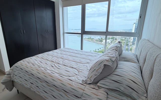 Chambre privée en centre-ville, face à la mer.