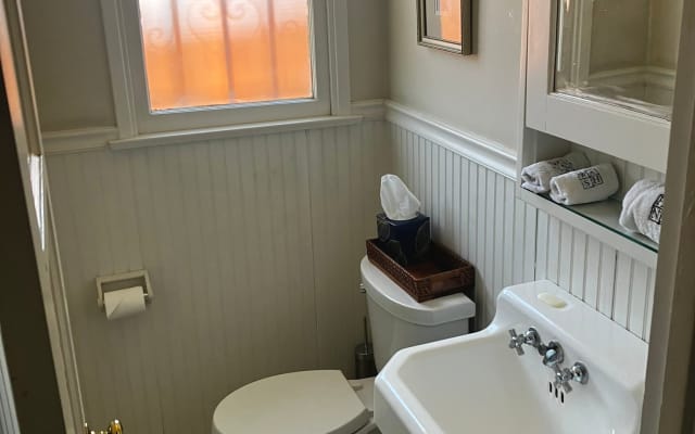Sala de estar espaçosa com entrada privada independente e lavabo  - Foto 2
