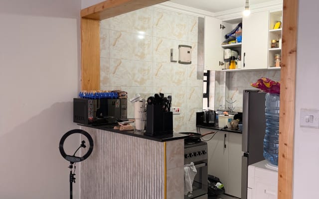 Um belo apartamento com uma anfitriã encantadora, onde vale a pena...