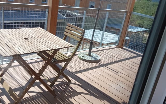 Bonjour je vous accueille volontier chez moi je partage ma chambre.