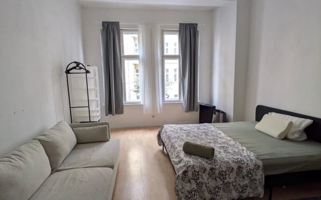 lovely room in gorgeous period apartment Boxhagenerplatz