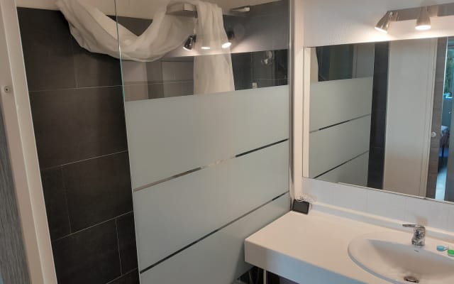 Practical, very quiet apartment near the airport and the tram