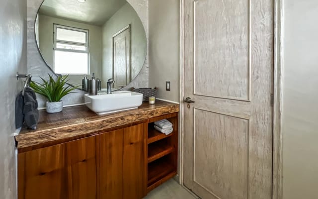 Wunderschönes Haus mit üppiger Vegetation und Swimmingpool in der Nähe des Flughafens. - Foto 13