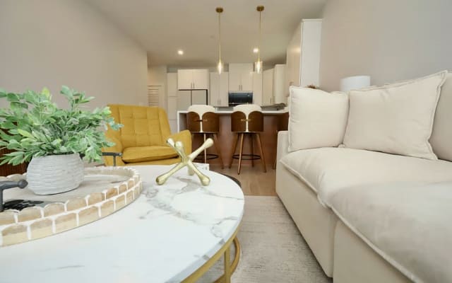 Una vita in piena zona commerciale – Elegante casa sulla costa con 2...