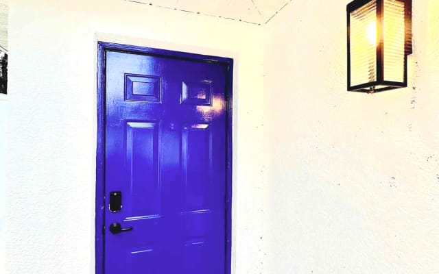 Modern Studio w/ Private Bath, Fast Wi-Fi, Laundry