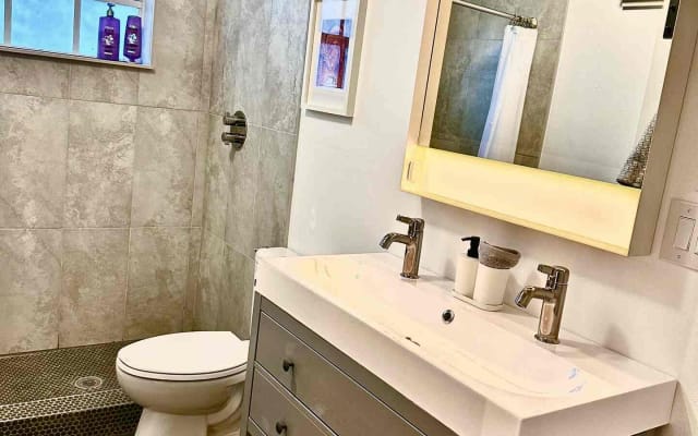 Modern Studio w/ Private Bath, Fast Wi-Fi, Laundry