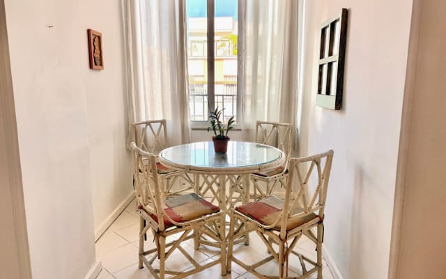 Safe and cozy room, 2 blocks from Ipanema Beach and the subway