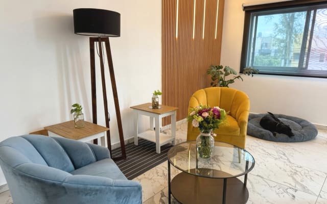 Habitación con baño privado y terraza privada en casa compartida.
