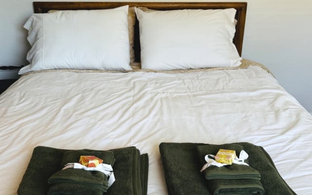Privates Zimmer im Obergeschoss mit eigenem Bad in einem Bungalow im sü