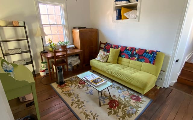 Ryan's listing on misterb&b - Living room