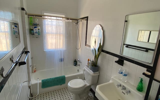 Ryan's listing on misterb&b - Bathroom