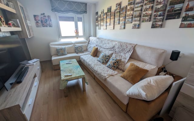 apartamento luminoso com acesso a casa de banho completa e cozinha
