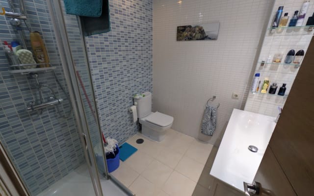 apartamento luminoso com acesso a casa de banho completa e cozinha