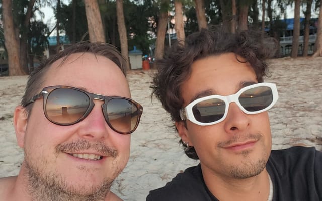 Quarto de 10 m2 para alugar na casa de um jovem casal gay simpático e...