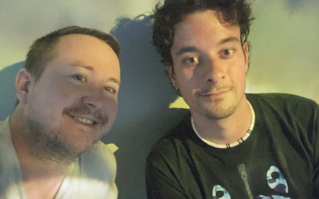 Quarto de 10 m2 para alugar na casa de um jovem casal gay simpático e...