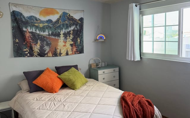 Una acogedora escapada con jacuzzi · Habitación y baño privados · A 15 