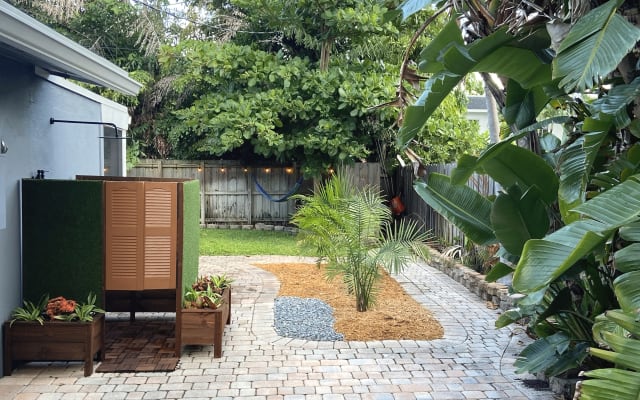Keith's listing on misterb&b - Outdoor shower