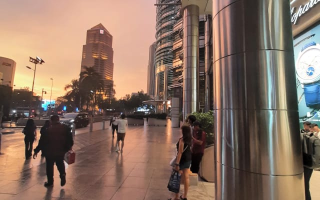 LOIN DU CENTRE-VILLE, À 7 KM DES TWIN TOWERS, MAIS ASSEZ PRÈS POUR...