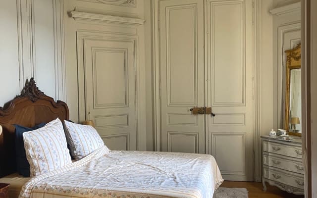 Anne d’Anjou. chambre très cosy sur cour. Balnéo