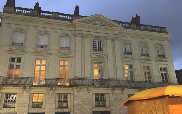 Anne d’Anjou. chambre très cosy sur cour. Balnéo