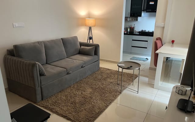 Un lit douillet dans une chambre principale avec salle de bains...