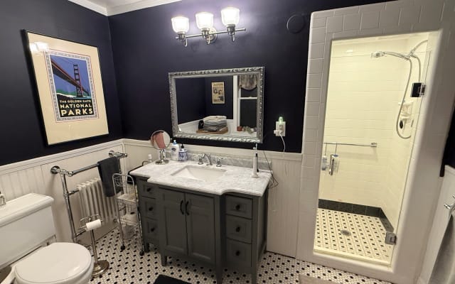 La chambre bleue : Confortable et ensoleillée, avec accès au jacuzzi