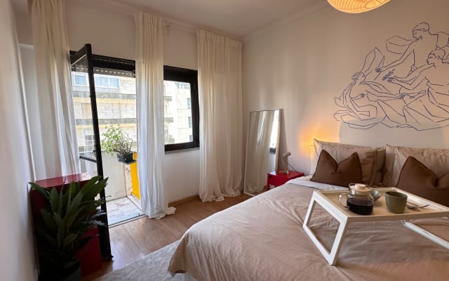 Zimmer mit Balkon in der Nähe der U-Bahn in Lissabon