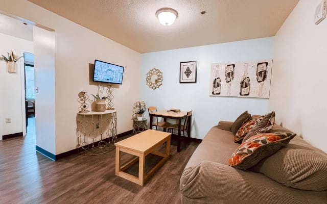 Spacious 2BR 2BA Downtown Apt | Walk Everywhere