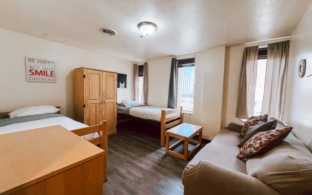 Spacious 2BR 2BA Downtown Apt | Walk Everywhere - Picture 7