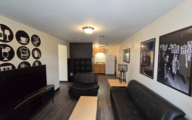 Downtown 2BR/2B | King Rm + Bunk Rm | River Views