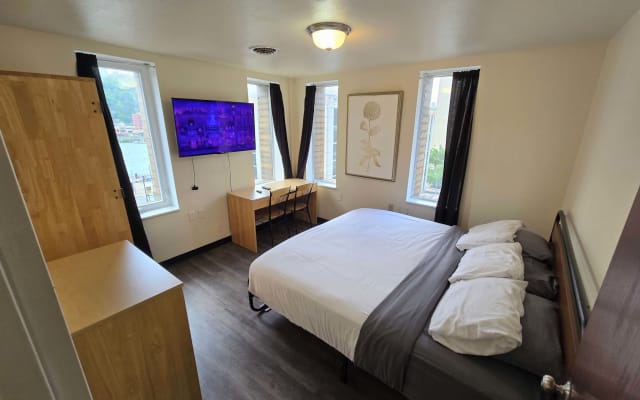 Downtown 2BR/2B | King Rm + Bunk Rm | River Views - Picture 7