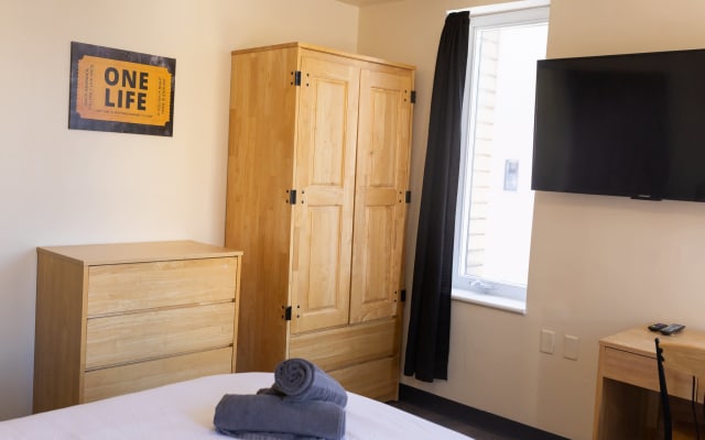 Downtown 2BR/2B | King Rm + Bunk Rm | River Views - Picture 12