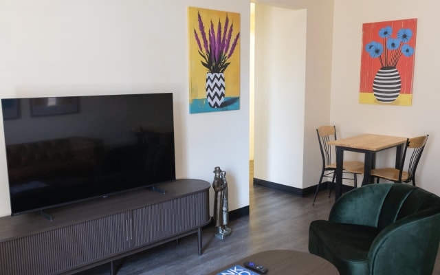 Private 2BR/2BA Downtown Apartment | River and Mountain Views + 60” TV