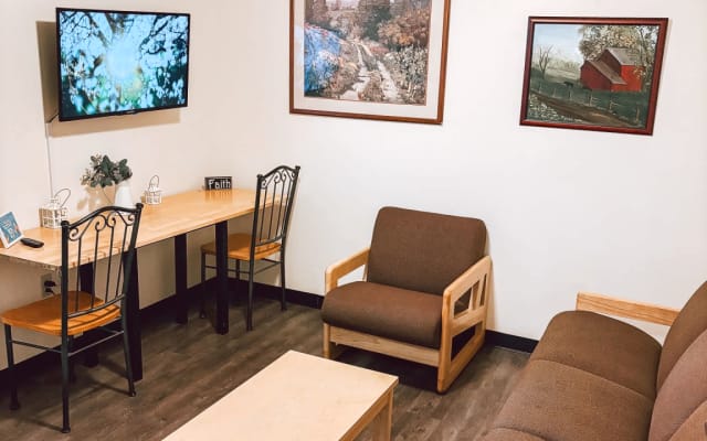 2BR 2BA Downtown Apt | Spacious + Walkable
