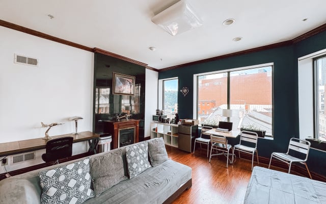 Downtown Apartment | 2 Queen Beds + 60” TV