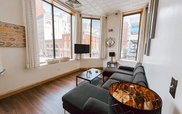 City Views | Downtown Apt | Walk Everywhere
