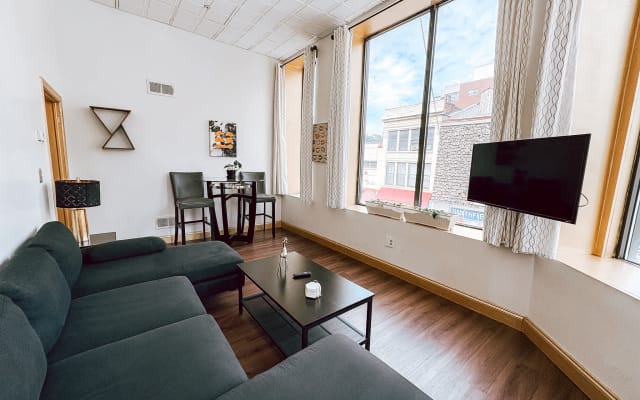 City Views | Downtown Apt | Walk Everywhere
